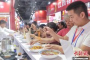 姻缘合盘“嗦粉”经济火热 中国多地“食力”出圈